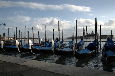 Venezia 16 Gondole.jpg