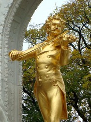 Vienna 11a Monumento a strauss (particolare).jpg