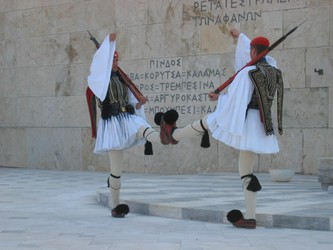 Atene 16 cambio della guardia piazza Syntagma.jpg